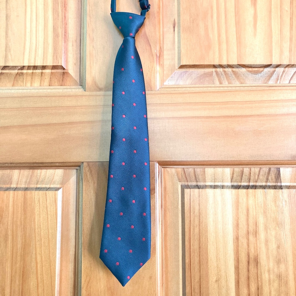 Boy’s size 4-7 NWT Children’s Place navy clip on tie with red polka dots